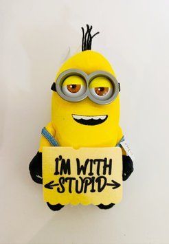 М'яка іграшка Міньйон з табличкою "I'm With Stupid", 20 см 45015-kk1269 фото